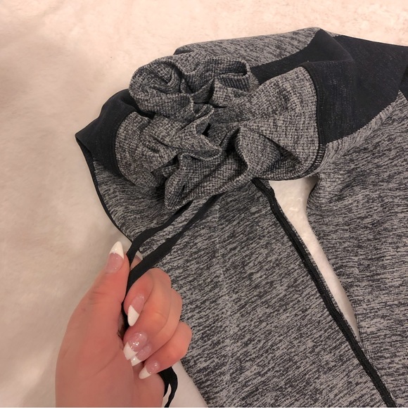 Victoria Secret’s PINK Grey and Black Active Leggings with Waist Clinching - Picture 9 of 9